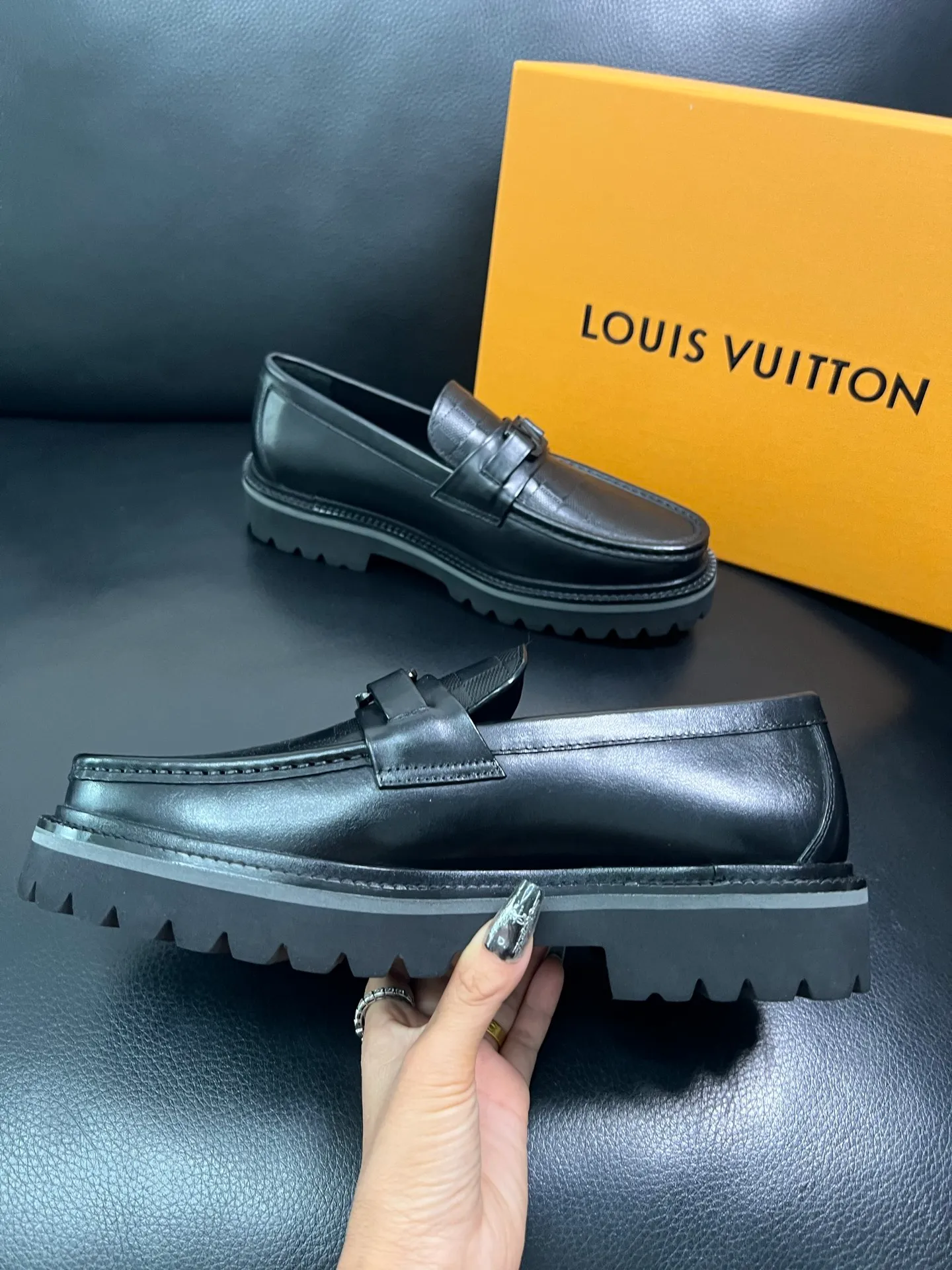Men's shoes 💰780 Lv top purchasing Louis Vuitton leather shoes counter synchronization, uppers imported from Italy, imported water-dyed cowhide lining, soles: original soles specially provided by the original factory, original factory follow-up goods, high quality, welcome to compare, code number 38-44 (customized 45) 85842